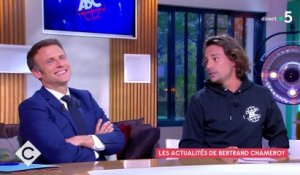 Regardez pourquoi Emmanuel Macron a été pris d'un fou-rire avec les larmes aux yeux en direct dans "C à vous" sur France 5 face à un des chroniqueurs