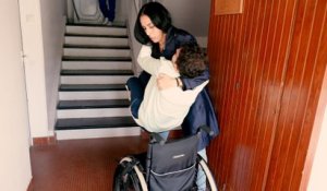 Faute de logement adapté, Karima doit porter son fils handicapé dans l’escalier pour pouvoir sortir