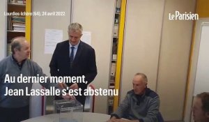 Présidentielle 2022 : Jean Lassalle met en scène son abstention dans son bureau de vote