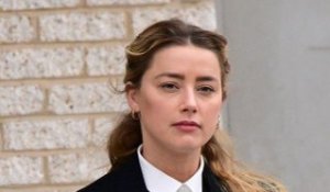 Amber Heard dans la tourmente, les allégations de l'actrice tombent à l'eau à cause... d'une marque de cosmétiques