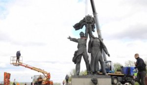 À Kiev, la statue d'un monument dédié à l’amitié entre l’Ukraine et la Russie décapitée