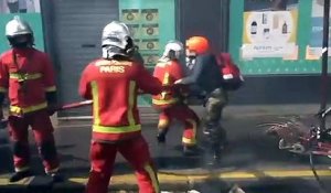 1er Mai - Regardez les images révoltantes d'un pompier qui se fait frapper par un black bloc alors qu'il tente d'éteindre un feu de poubelles dans la rue -