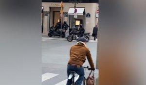 «J'ai vu l'homme armé en scooter» : plusieurs millions d'euros braqués chez Chanel à Paris