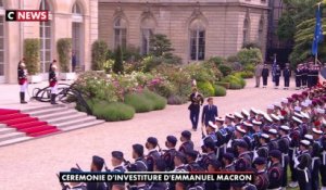 Lors de son investiture, Emmanuel Macron passe en revue les troupes militaires sur le son «Entre terre et mer» joué par le groupe musical de la Marine nationale, le Bagad de Lann-Bihoué.