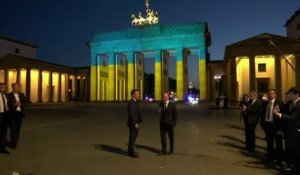 À Berlin, Emmanuel Macron et Olaf Scholz réunis sous la Porte de Brandebourg éclairée aux couleurs de l'Ukraine
