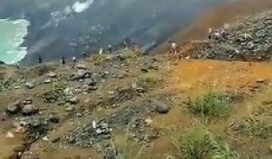 Glissement de terrain incroyable dans une mine de jade au Myanmar...