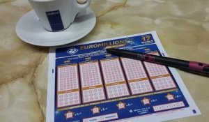 Un couple joue au Loto et tire les numéros gagnants de l'EuroMillions