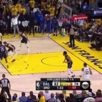Steph Curry passe la balle au banc des Mavericks