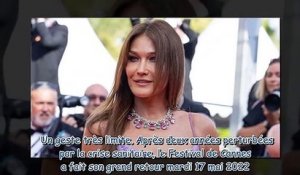 Carla Bruni rabrouée à Cannes - un sans-faute sur la robe mais un geste très limite sur le tapis rou