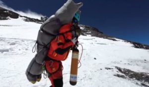 En pleine zone de la mort de l'Everest, un sherpa sauve un alpiniste en le portant pendant 6 heures