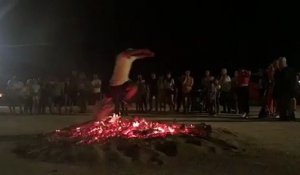 Martigues : ils sautent au dessus du feu de Saint-Jean