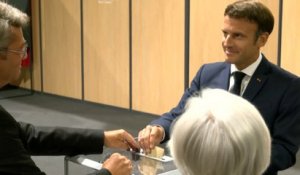 Législatives: le président Macron et son épouse Brigitte votent au Touquet