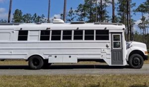 Ce couple transforme un bus scolaire en veritable maison ambulante grand luxe