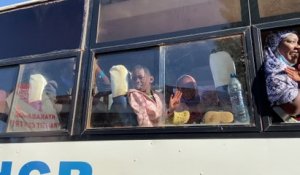 Bus du UNHCR amenant les familles vers le camp de réfugiés de Nakivale (Ouganda)