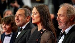 Photos : Marion Cotillard montre ses fesses sur le tapis rouge du Festival Cannes : un accident vestimentaire qui mérite la Palme !