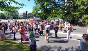 Minute de silence en hommage au jeune homme de 18 ans tué dans le quartier de Maurepas en juin 2022,  lors de la marche pour la paix dans le quartier de Maurepas à Rennes ce mercredi 6 juillet