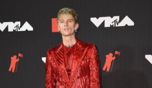 Machine Gun Kelly évite le pire après un accident en hélicoptère !