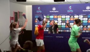 Autriche - Elles fêtent leur victoire en conférence de presse !