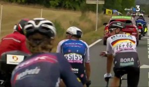 Pour la troisième fois sur le Tour de France, les coureurs stoppés par des manifestants présents sur la route