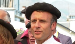Emmanuel Macron entonne un chant traditionnel pyrénéen avec des bergers
