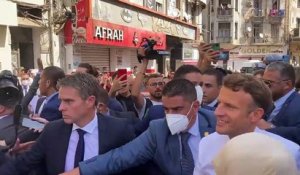 Algérie - Les images du bain de foule écourté d'Emmanuel Macron dans les rues d'Oran après des slogans hostiles : "Va te faire foutre !", "La France mange notre pays", "On est chez nous"...