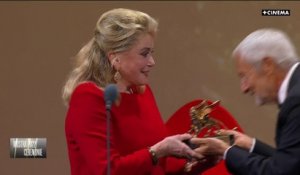 Catherine Deneuve reçoit le Lion d'Or d'Honneur à la Mostra 2022