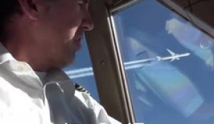 Ce pilote d'avion fait un AirDrop en plein vol avec le pilote d'un autre avion