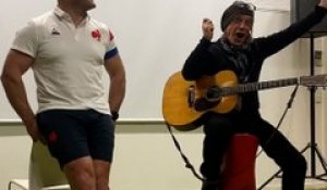 XV de France : Jean-Louis Aubert chante « Ça » avec William Servat avant le choc France-Angleterre