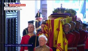 Hommage à Elizabeth II: le cortège arrive à Westminster Hall, où le cercueil de la reine va reposer quatre jours