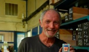 Hervé dirige La Boule Bleue, la dernière fabrique de boules de pétanque de Provence