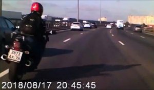 Ce conducteur a un réflexe qui va sauver la vie d'un motard