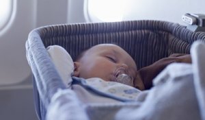 Une infirmière à la retraite a sauvé la vie d'un bébé qui n'arrivait plus à respirer dans un avion