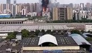 Chine : un violent incendie frappe un gratte-ciel dans le centre du pays - Regardez