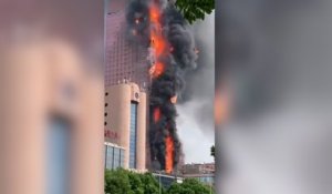 Un gratte-ciel ravagé par un violent incendie en Chine