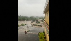 À Porto Rico, les inondations provoquées par l'ouragan Fiona emportent un pont