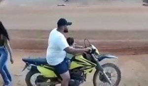 Ce papa a un réflexe incroyable quand un conducteur vient percuter sa moto