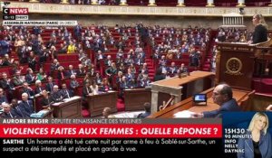Assemblée: Alors que Aurore Bergé évoque le cas Quatennens, Sandrine Rousseau se lève et mime un utérus avec ses mains, un signe féministe bien connu