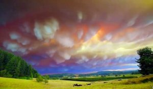Il filme des nuages surréalistes dans le ciel de l'Oregon