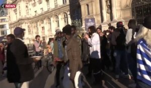 Paris : des migrants envahissent l’Hôtel de ville