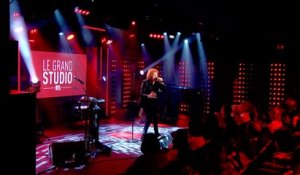 CALI interprète "Lâche pas" dans le Grand Studio RTL