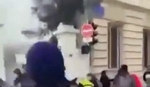 Les images révoltantes et retweetées des centaines de fois cet après-midi de pompiers frappés et jetés à Tours lors d'une manifestation