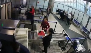 Une batterie explose dans un sac à l'aéroport