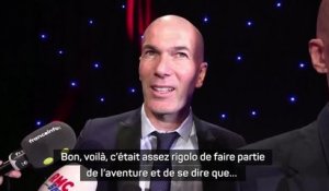 Quand Zidane pose à côté de sa nouvelle statue au Musée Grévin