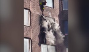 Une femme, suspendue dans le vide à cause d’un incendie, sauvée par des pompiers à New York