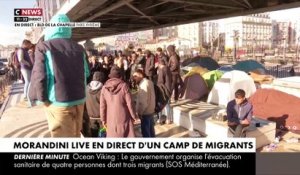 Ali, jeune réfugié afghan, montre en direct dans une édition spéciale de "Morandini Live" ses conditions de vie de migrants, sous un pont et dans le froid boulevard de La Chapelle - VIDEO