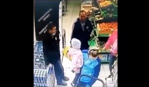 Une maman se trompe d'enfant au supermarché... oups