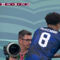 Qatar 2022 : ce footballeur des USA s'essuie les mains sur un photographe