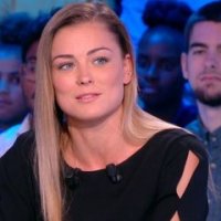 Mini-short et maillot des Bleus, Laure Boulleau encourage l'équipe de France à sa façon