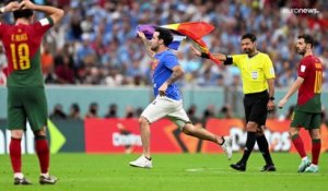 Mondial-2022 : le drapeau LGBT s'invite sur la pelouse du match Portugal-Uruguay