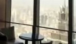 Ces laveurs de vitres passent un sale moment au 92e étage dun gratte-ciel à Shanghai